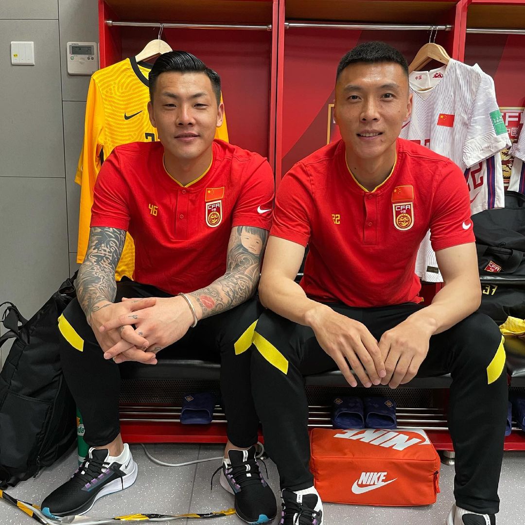 王大雷INS晒与于大宝多张合影：多年过去，我们依然并肩作战