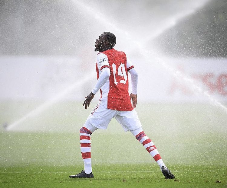 阿森纳vs沃特福德友谊赛前，佩佩被场内洒水器“袭击”，浑身湿透