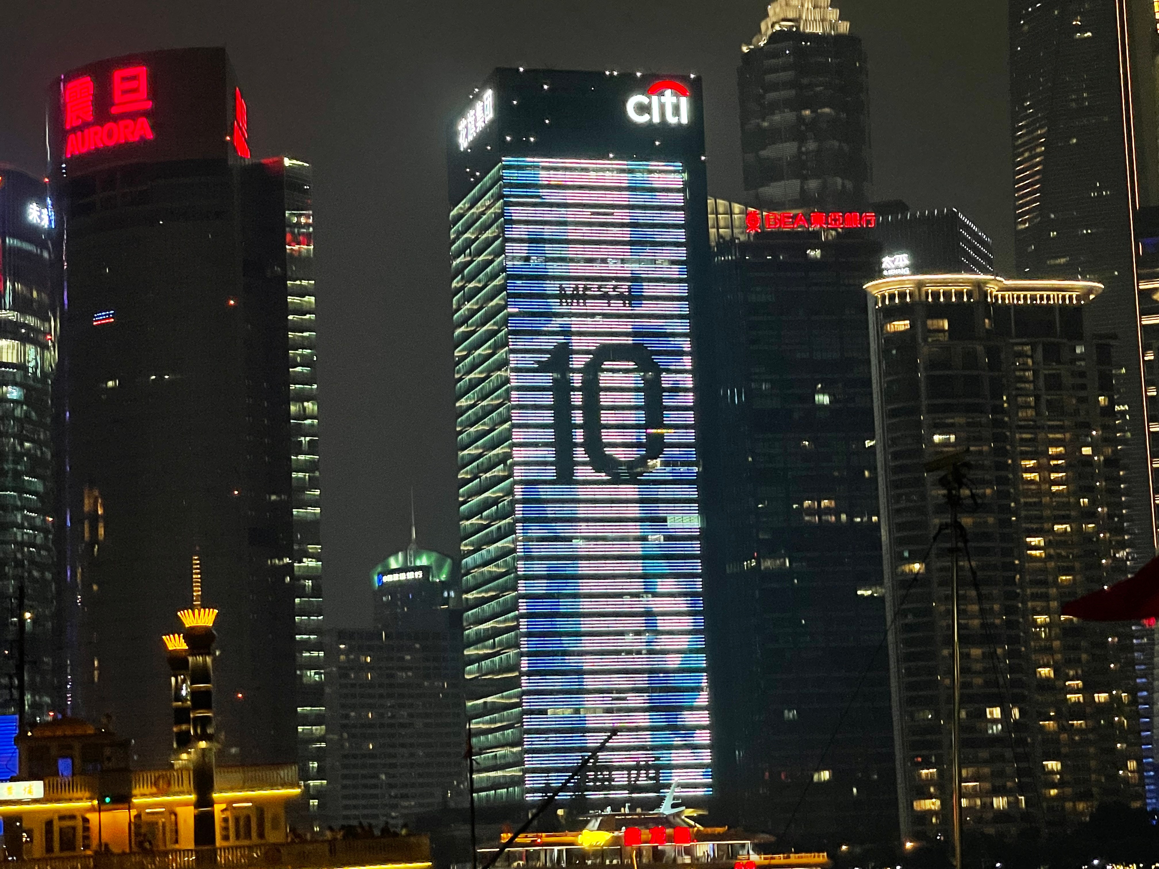 上海球迷包下外滩大屏?庆祝梅西美洲杯夺冠及新征程