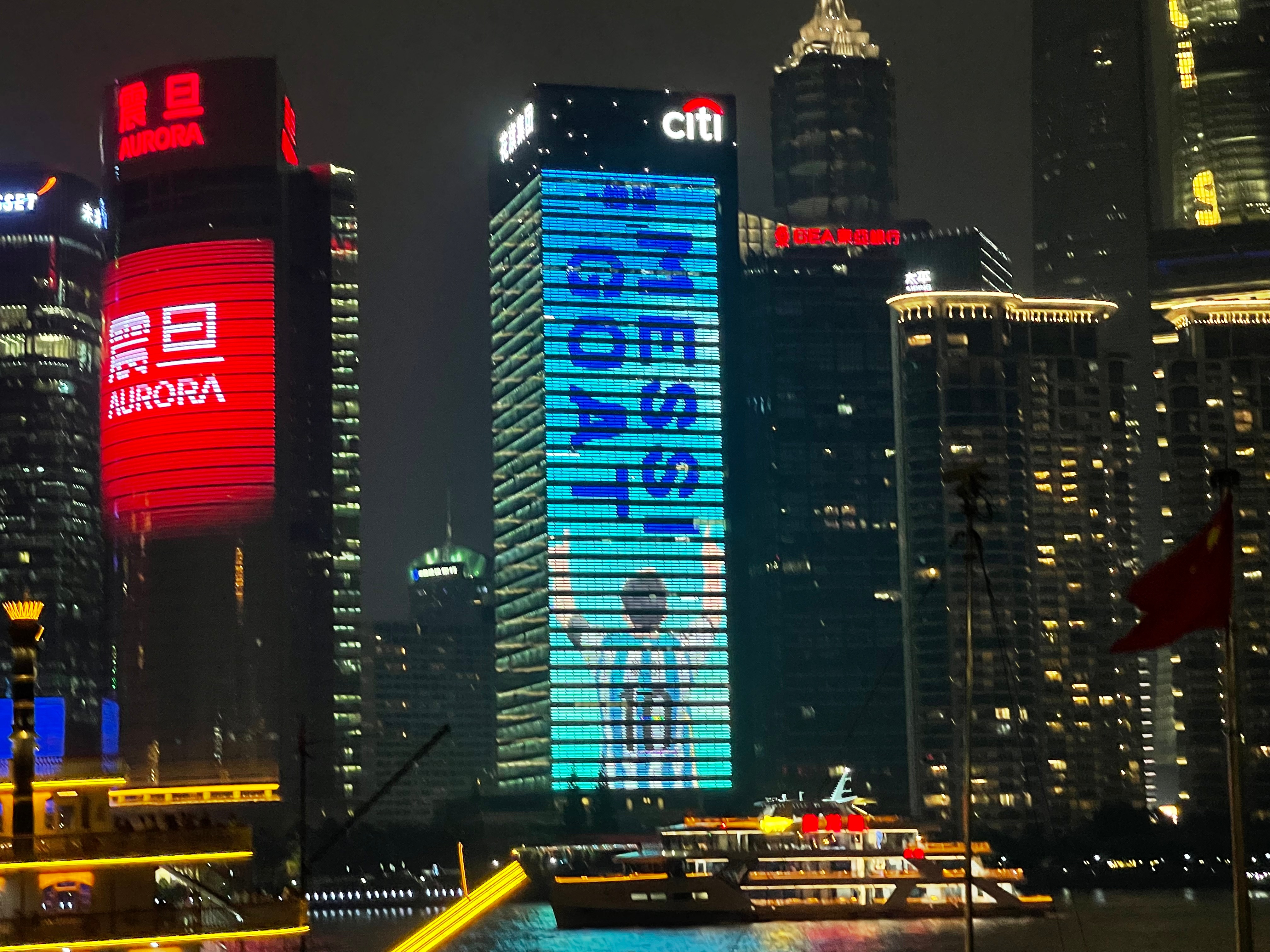 上海球迷包下外滩大屏?庆祝梅西美洲杯夺冠及新征程