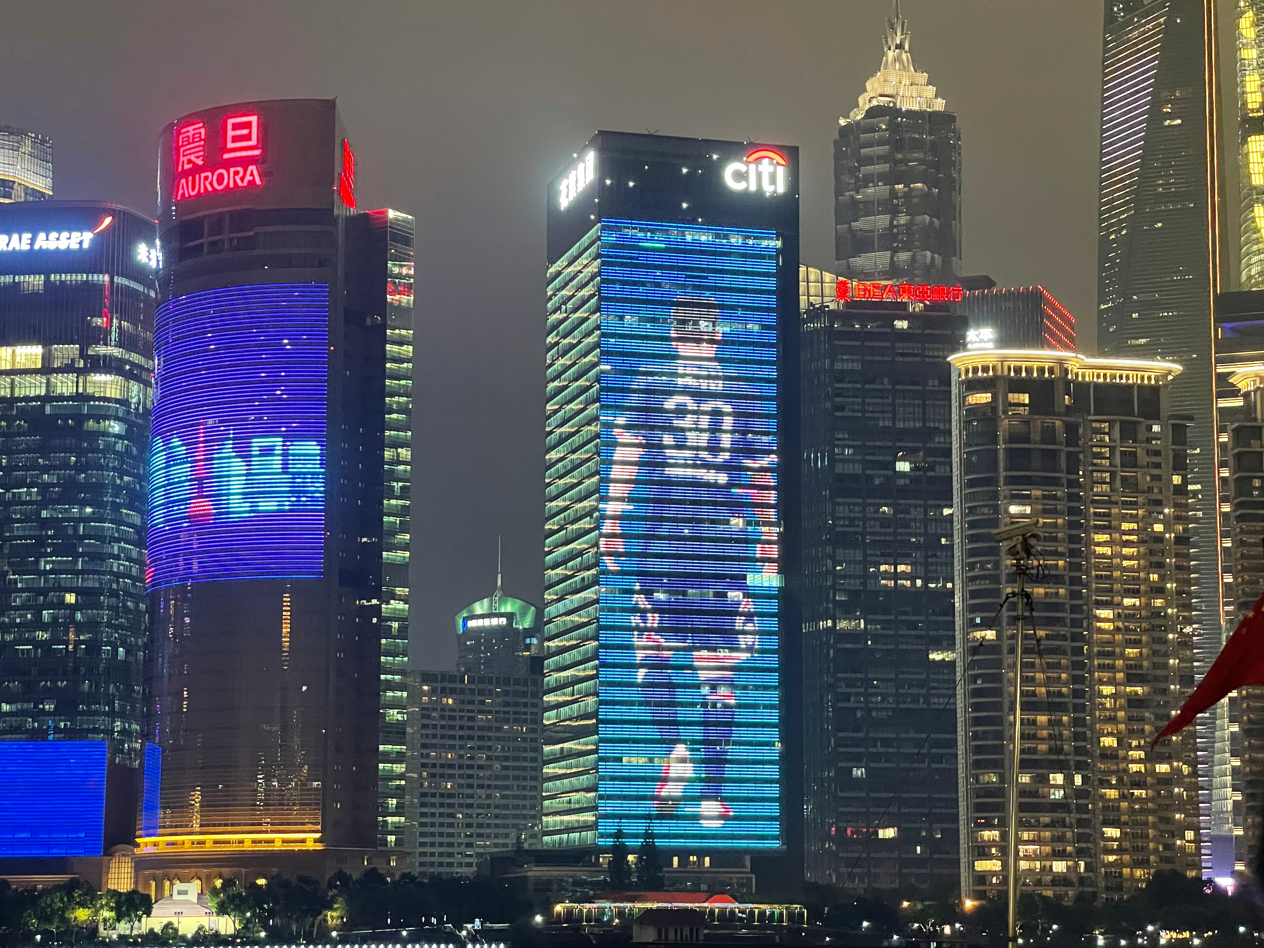 上海球迷包下外滩大屏?庆祝梅西美洲杯夺冠及新征程