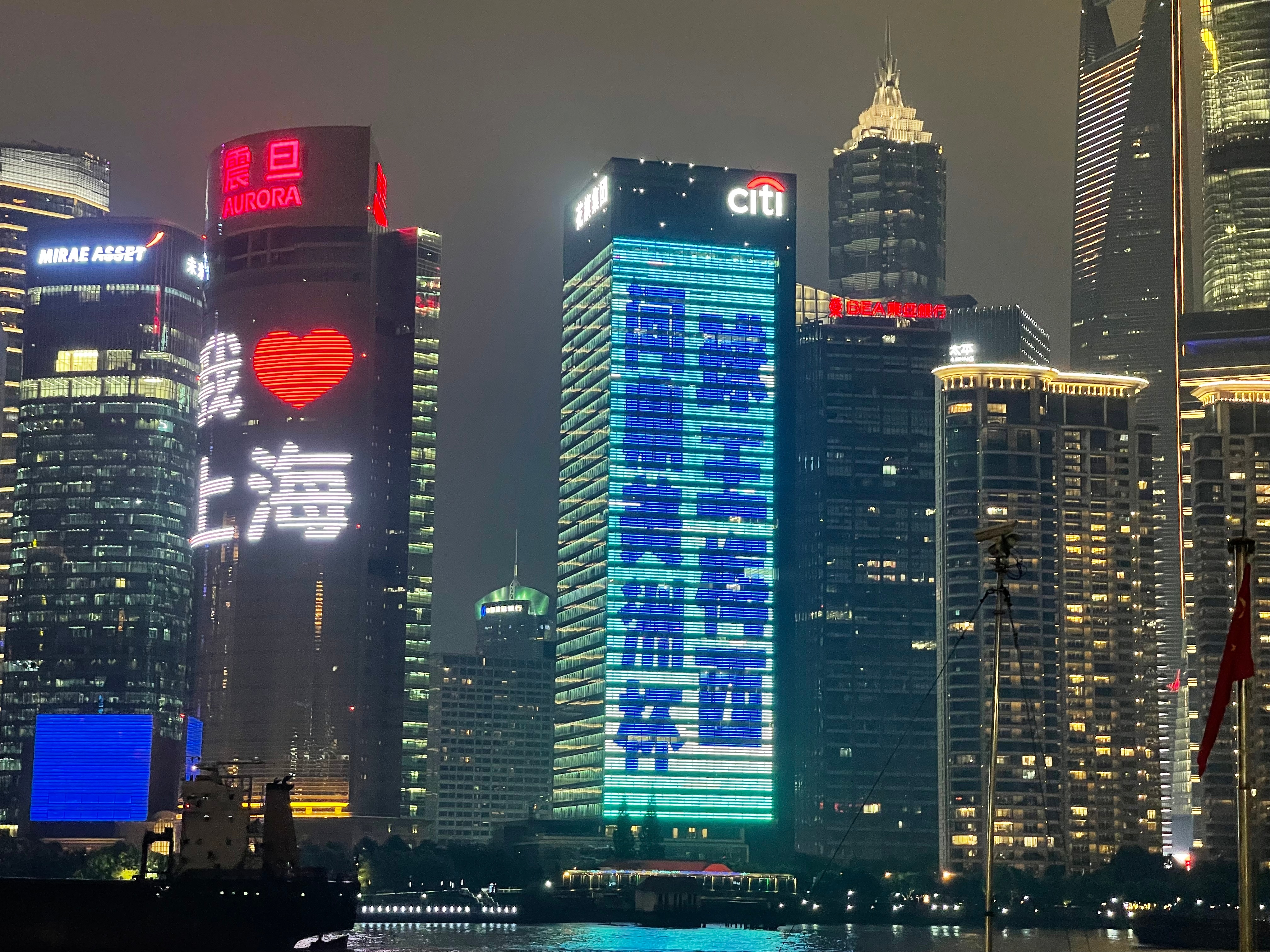 上海球迷包下外滩大屏?庆祝梅西美洲杯夺冠及新征程