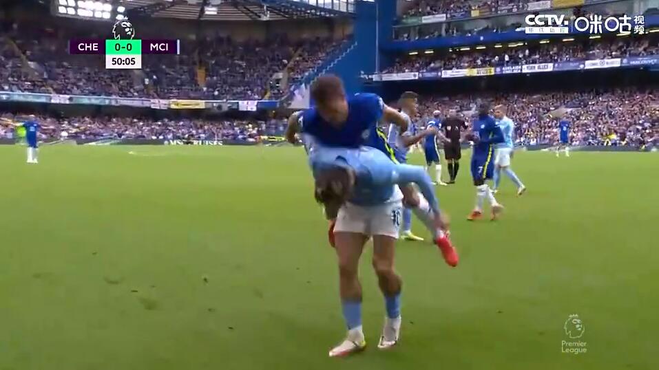 “男上加男”!AZP比赛中奇怪身位压住格拉利什?