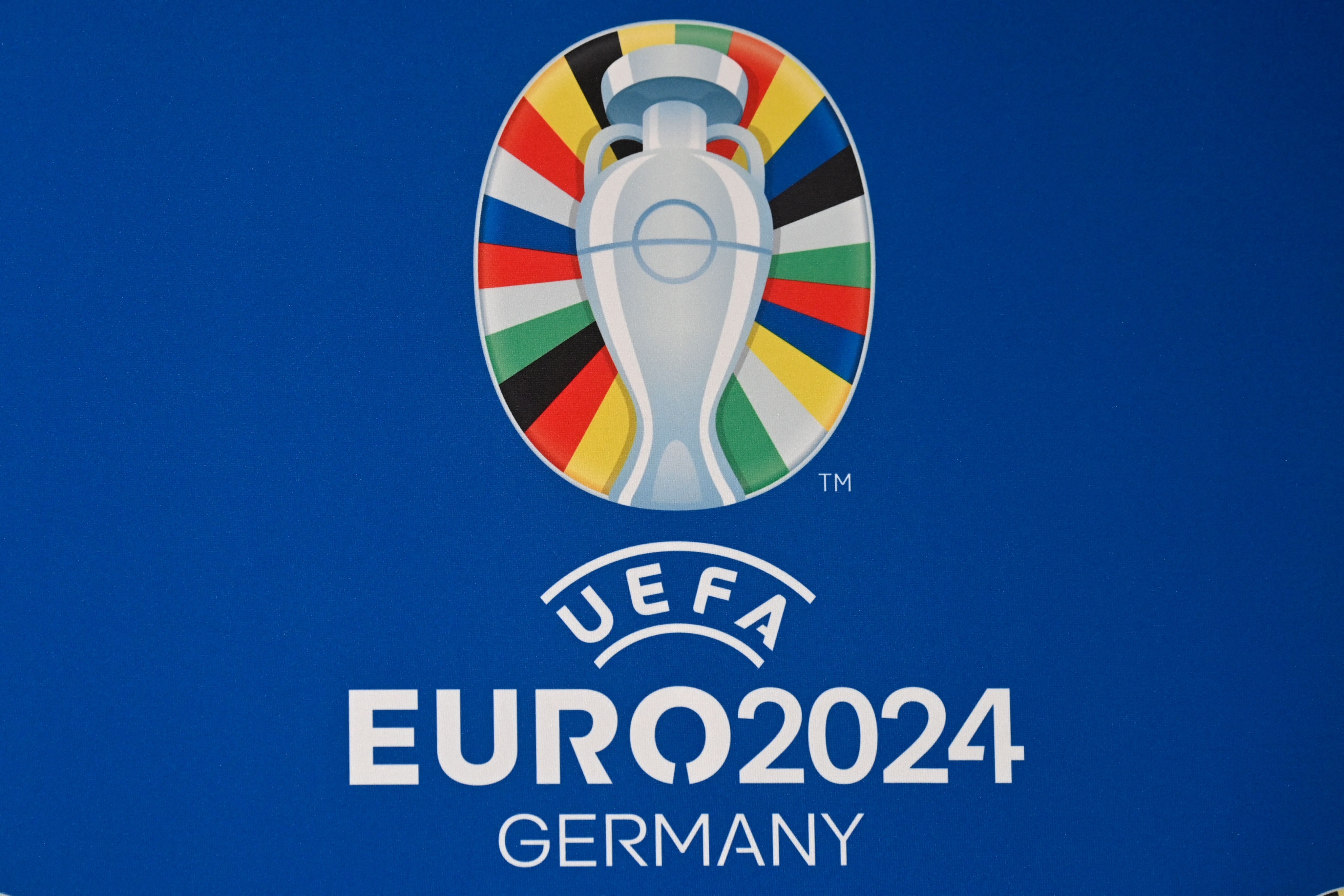 【柏林奥林匹克体育场展示2024欧洲杯标志，融合各成员国旗色彩】