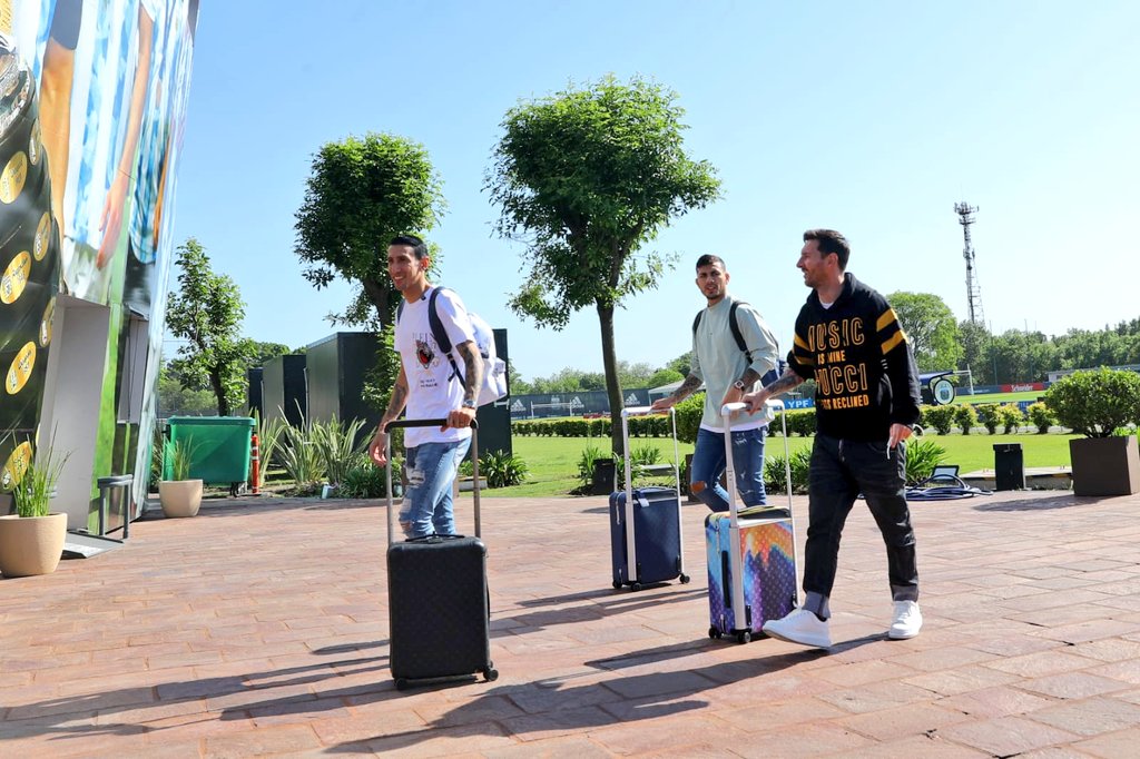梅西、迪马利亚、帕雷德斯已经抵达阿根廷国家队并报道