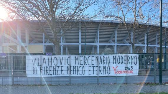 佛罗伦萨球迷张贴横幅：弗拉霍维奇是现代雇佣兵，我们永远的敌人