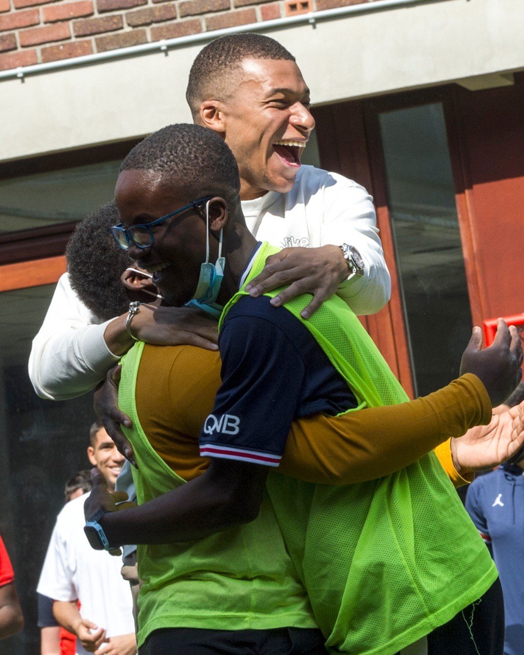 姆巴佩和阿什拉夫参加大巴黎基金会活动，造访圣克劳医学教育学院