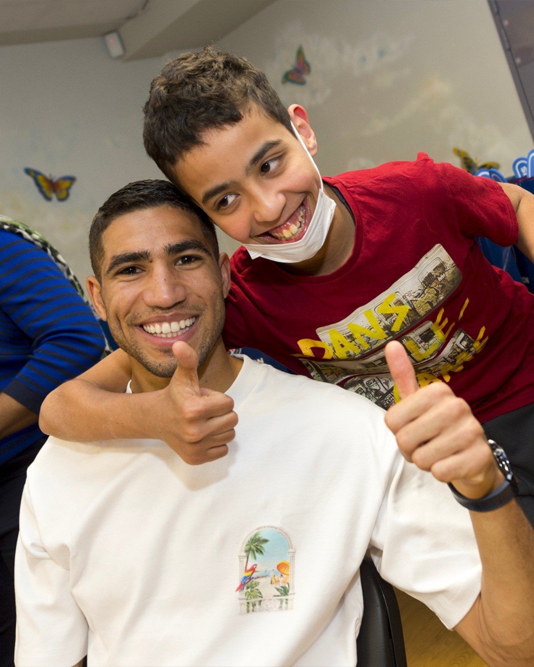 姆巴佩和阿什拉夫参加大巴黎基金会活动，造访圣克劳医学教育学院