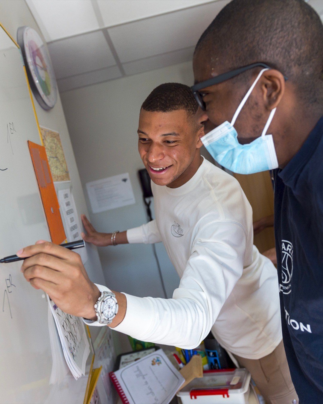 姆巴佩和阿什拉夫参加大巴黎基金会活动，造访圣克劳医学教育学院