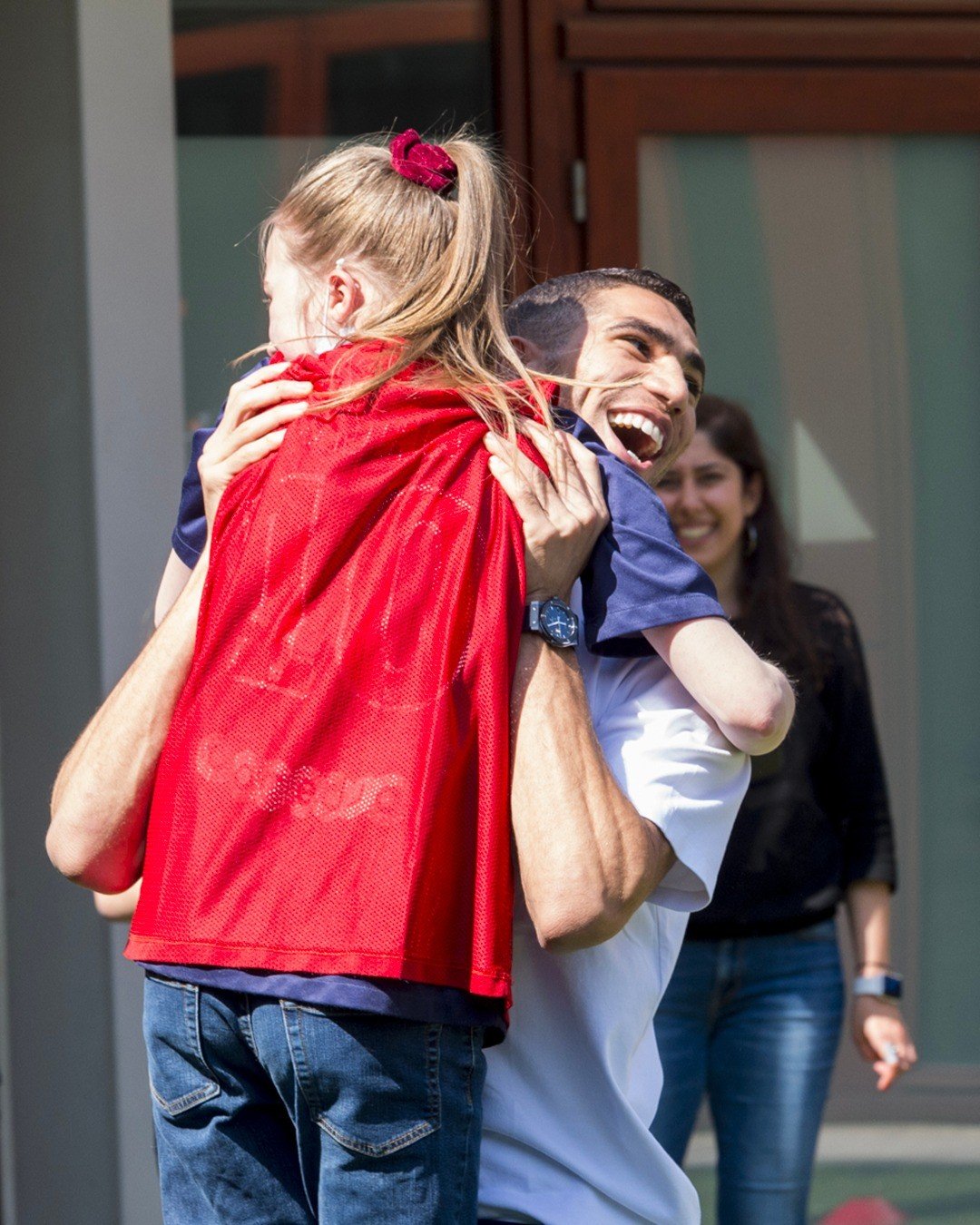 姆巴佩和阿什拉夫参加大巴黎基金会活动，造访圣克劳医学教育学院