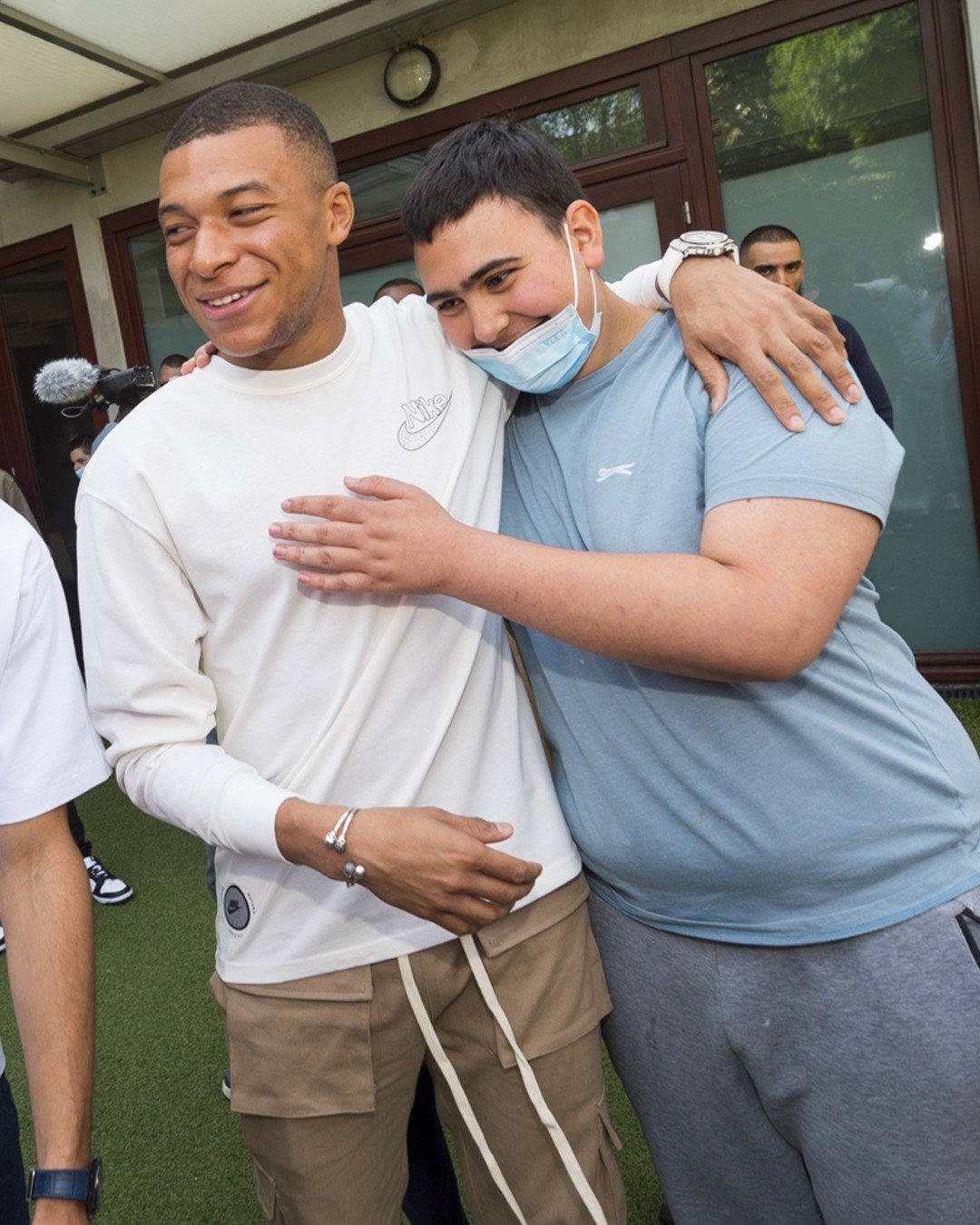 姆巴佩和阿什拉夫参加大巴黎基金会活动，造访圣克劳医学教育学院