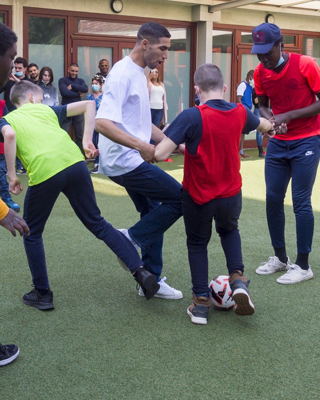 姆巴佩和阿什拉夫参加大巴黎基金会活动，造访圣克劳医学教育学院