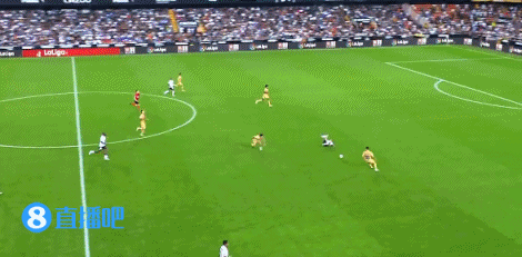 阿隆索背后踢倒瓦伦西亚球员，吃到黄牌