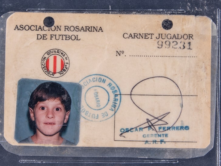 「法甲」梅西8岁时效力纽维尔老男孩的证件被拍卖，起拍价为1万美元