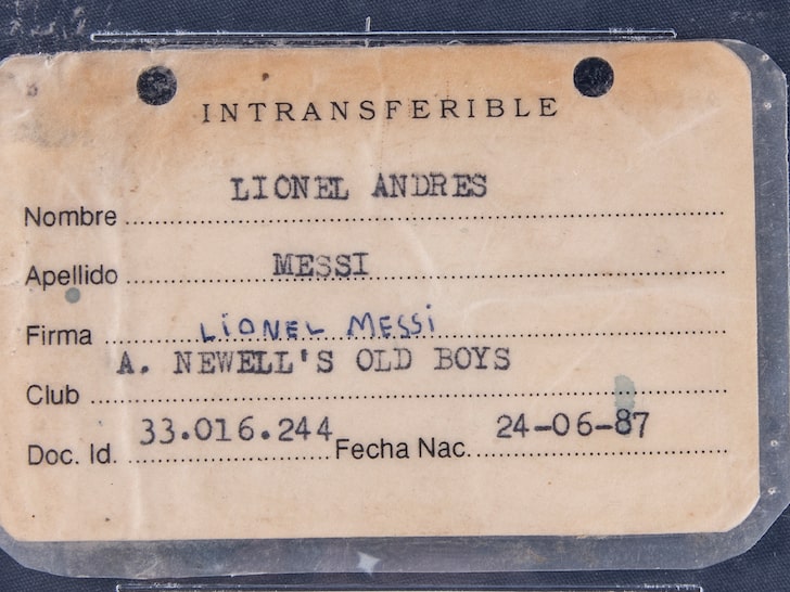 梅西8岁时效力纽维尔老男孩的证件被拍卖，起拍价为1万美元
